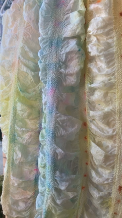 一枚づつ描いた1枚だけの✨デザイナーズアートシルクスカーフ✨お披露目いたします。の記事動画