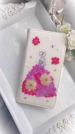 まるでデザイナーになった気分になれる♡心ときめく押し花とレジンの　”フラワードレス”スマホケースの記事動画