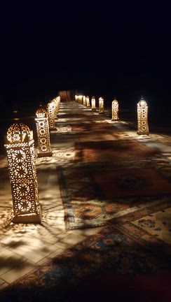 モロッコ旅行】真っ暗な砂漠の夜に浮かぶ満月を楽しむディナーと観月の