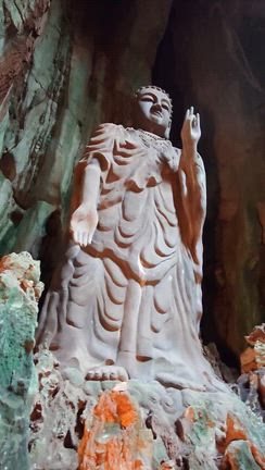ベトナムダナン旅行】大理石の岩山全体がお寺になってる観光名所へ