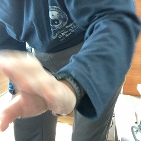 ベッドの端を掴んでスクワット30回。の画像