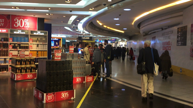 インド旅行2018 13　インディラガンティー（ニューデリー）空港の飲食店やお土産が買えるお店の記事動画
