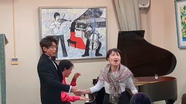 サモックホールでコンサートの記事動画