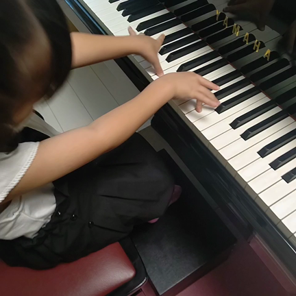 ピアノで音あそびの記事動画