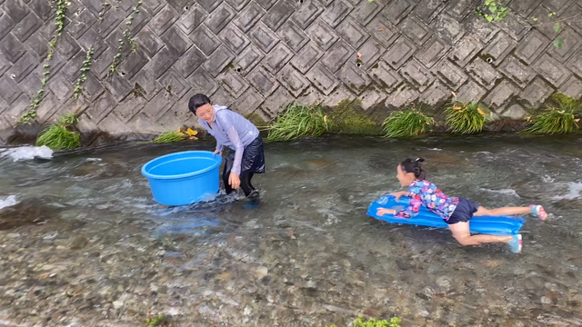 フィーカ名物「たらい下り」の記事動画