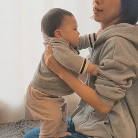 地震時の子どもを守る姿勢の画像