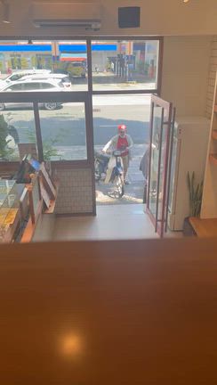 カフェのドアから入ってきたモノの記事動画