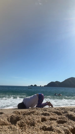砂浜でヨガ♡キャット&カウの記事動画