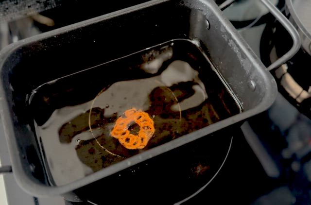 【業スー】秒で巨大化するカラフルおやつ「クルプック」実食の記事動画