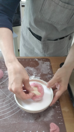 メロンパンの表面のひび割れ防止には、菓子作りにはご法度の手法でキレイな仕上がりになりますの記事動画