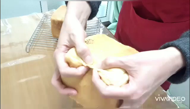 食パンが焼きあがった時の、フタを開けるドキドキ感がたまらなく良いです。の記事動画