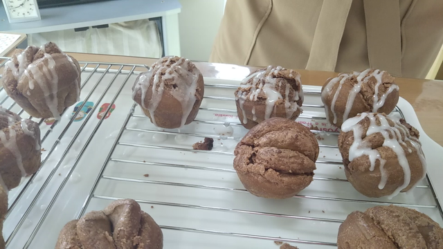 とろ～りアイシングでコーヒーブレッドの美味しさUP！お菓子作りが得意な生徒さまの腕の見せ所です。の記事動画