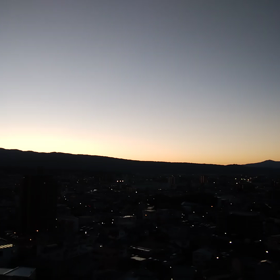朝焼けと三日月の画像