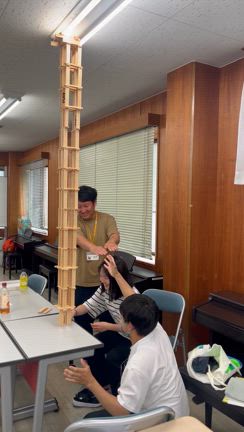 保育専門学校で積み木の授業の記事動画