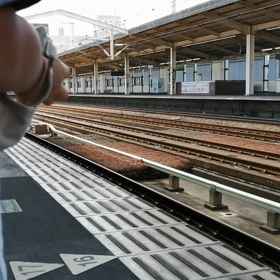 休日は駅の画像