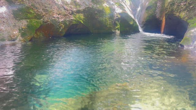 美しすぎる碧の絶景の記事動画