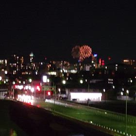 窓から見える花火の画像