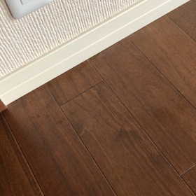 巾木の下から白い粉が出続けるの画像