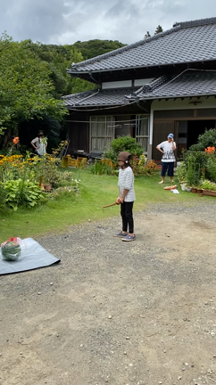 友達の田舎の庭でキャンプの記事動画