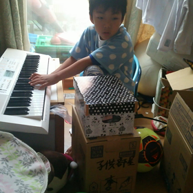 6歳のお兄ちゃんがキーボードを引くの画像