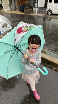 雨の日は歩いて行こう　〜保育園組〜の記事動画