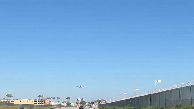【ロサンゼルス】道路に着陸するかと思った飛行機の記事動画