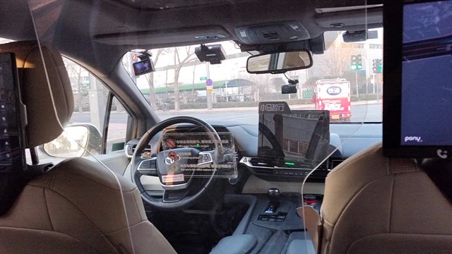 無人運転タクシーにビクビク乗るの記事動画