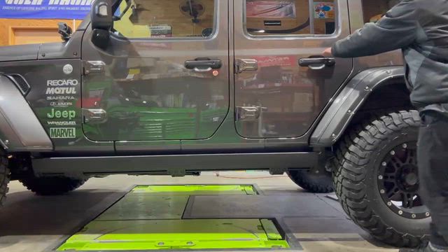 ジープ JL36 ラングラー 電動オートステップお取り付けの記事動画