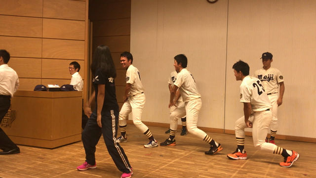 明大野球部が踊る！？-美女と野球企画の裏話の記事動画