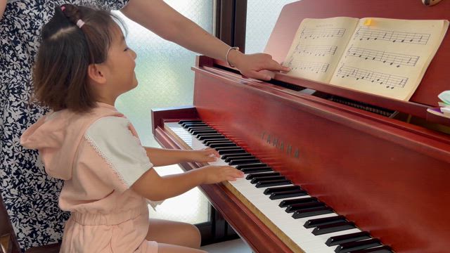 初めて両手で弾けた〜♪の記事動画