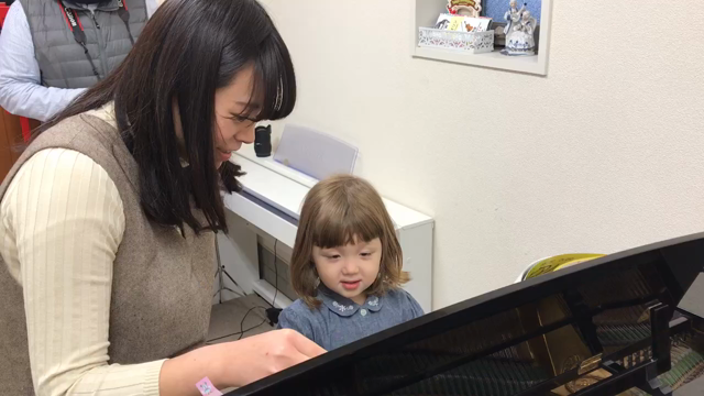 ２歳のピアノレッスンの記事動画