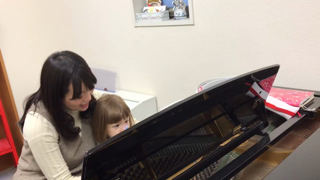 ２歳のピアノレッスンの記事動画