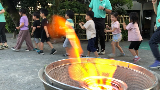 火を囲んで踊るの記事動画