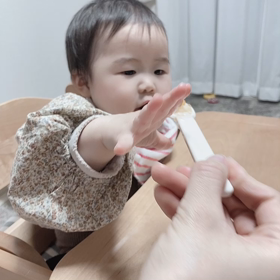 10m8d 手づかみ食べに苦戦の画像