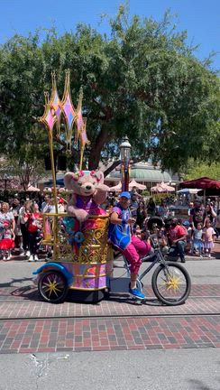 ロサンゼルスディズニーランド70周年パレード①の記事動画
