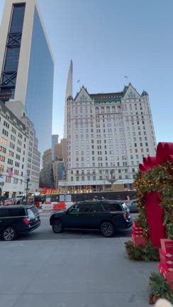 【ニューヨーク♡ホームアローンの舞台となったプラザホテルから５番街へ】の記事動画