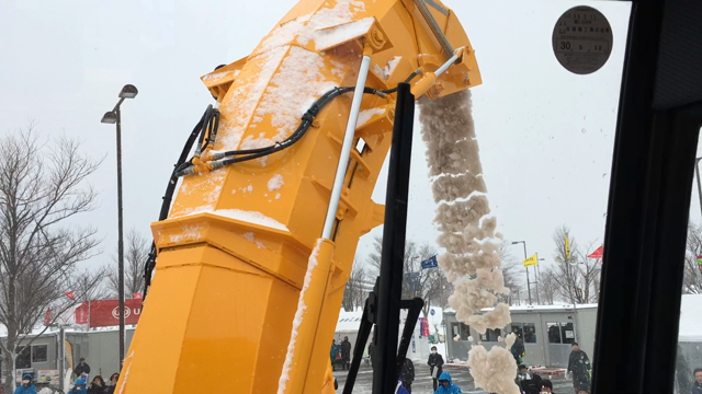 除雪中の除雪車の助手席の記事動画