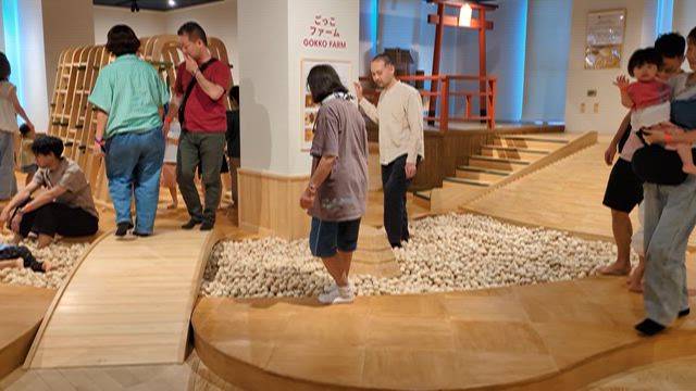 「奈良おもちゃ美術館」で子供たちは大はしゃぎ。この美術館は最高です。の記事動画