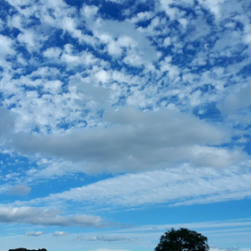 青い空、白い雲の画像