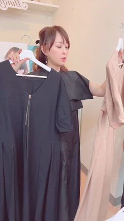 上品で華やかな2WAYワンピースの記事動画