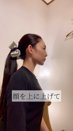 二重アゴにアプローチする小顔エクササイズの記事動画