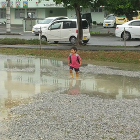 子供って水溜まり好きだよね。の画像