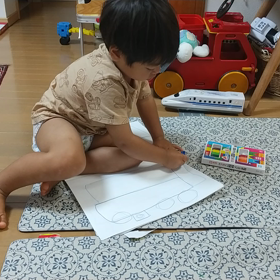 お絵かきに夢中の画像