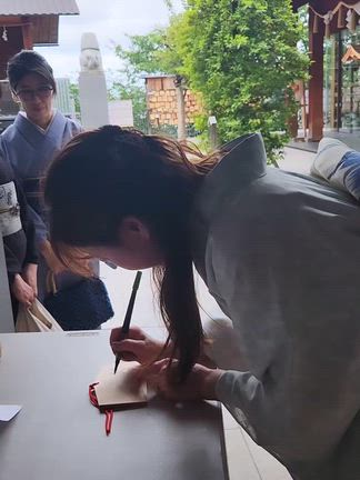 着物×筆文字絵馬 神楽坂さんぽの記事動画