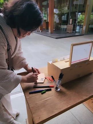 着物×筆文字絵馬 神楽坂さんぽの記事動画