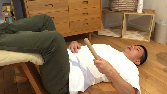 前屈で腰が痛い人のセルフケアの記事動画