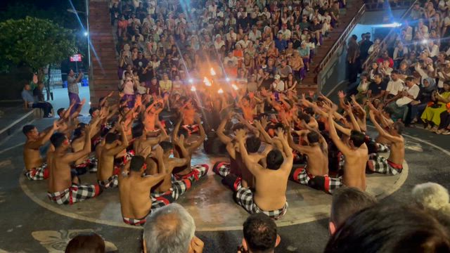 インドネシア女子旅~バリ島ウルワツ寺院の記事動画