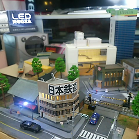 お店テレビ展示台の前　僕の町の路面電車、チビ電を走らせた。の画像