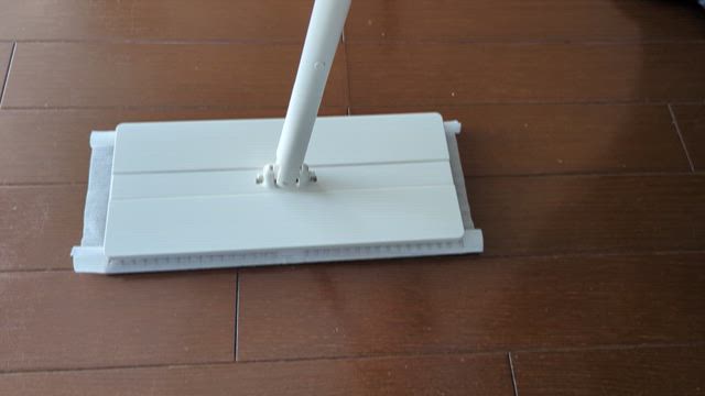 【レビュー】手を使わずにシートを付けられる！マーナのタッチレスワイパーの記事動画