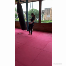 女子のサンドバッグ蹴り！の画像